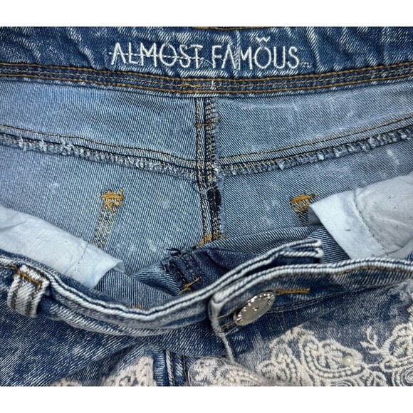 Almost Famous Shorts Juniors 9 Distressing Lace Embroidered Measures W30 - Picture 3 of 7